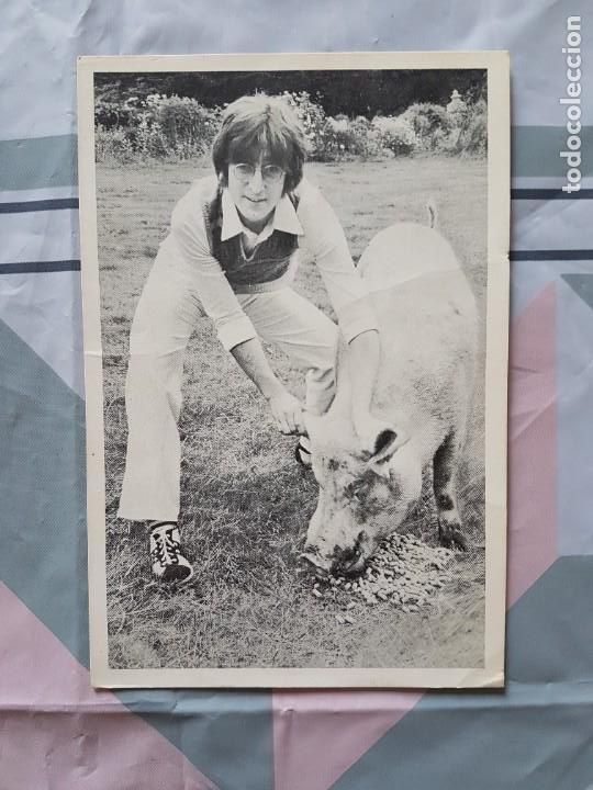 Fotos de Cantores: Foto de John Lennon en blanco y negro con un cerdo, blanco y negro
