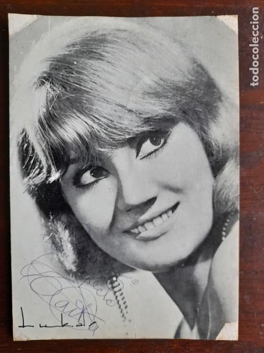 Fotos von Musikern: Una fotograf&iacute;a tarjeta presentaci&oacute;n cantante espa&ntilde;ola a&ntilde;os 60&acute;s con aut&oacute;grafo