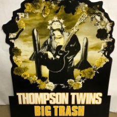 Fotos de Cantantes: THOMPSON TWINS “BIG TRASH” (1989). CARTEL PROMOCIONAL DEL ÁLBUM.TROQUELADO CARTÓN, SOPORTE TRASERO