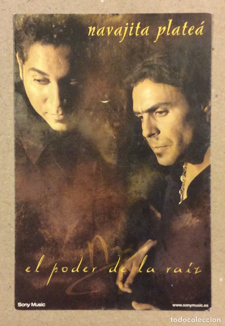 Foto di Cantanti: NAVAJITA PLATE&Aacute; &ldquo;EL PODER DE LA RA&Iacute;Z&rdquo; (2004). TARJETA PROMOCIONAL DEL &Aacute;LBUM. DISCOGR&Aacute;FICA SONY