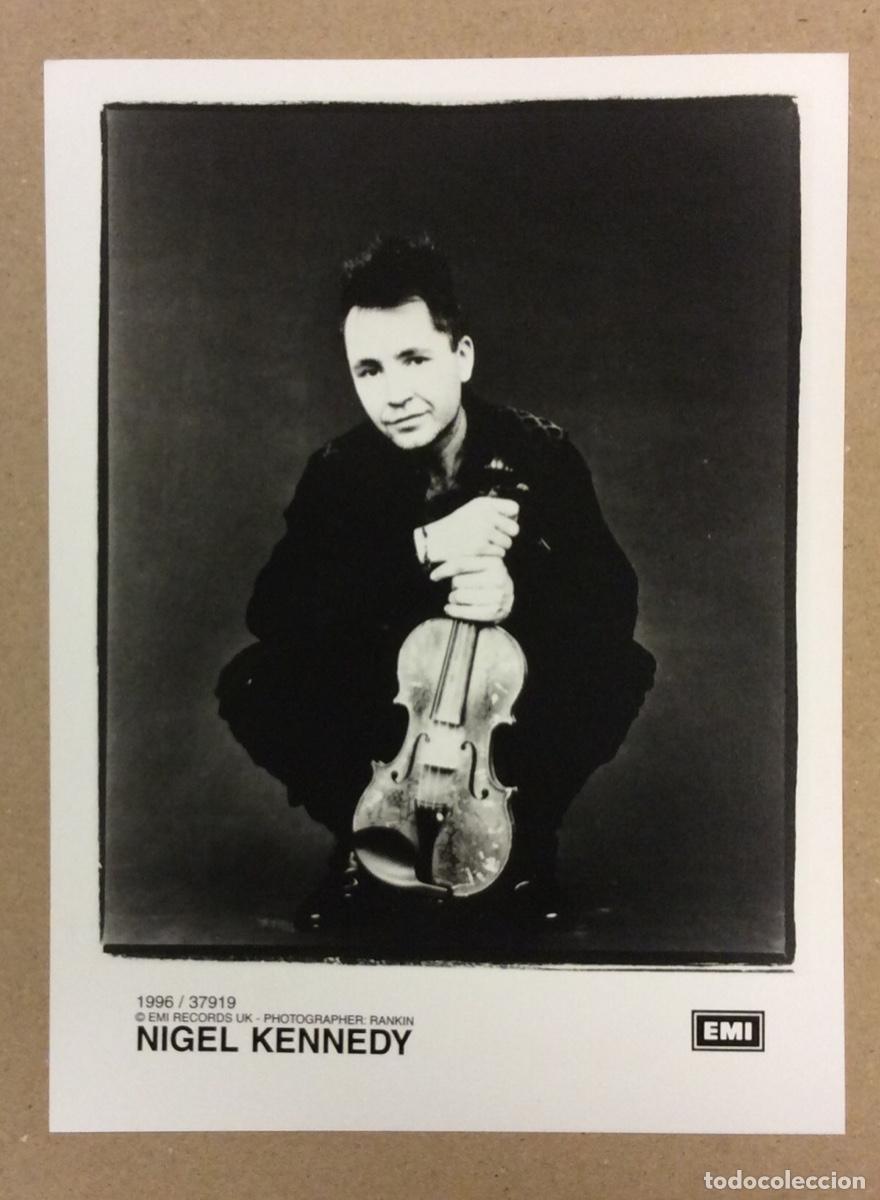Photos of Singers: NIGEL KENNEDY. FOTOGRAF&Iacute;A PROMOCIONAL B/N EMI RECORDS (1996).