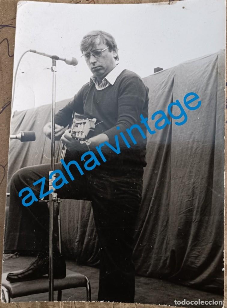 Photos de Chanteurs et Chanteuses: FOTOGRAFIA ORIGINAL DEL CANTAUTOR RAIMON,75X105MM