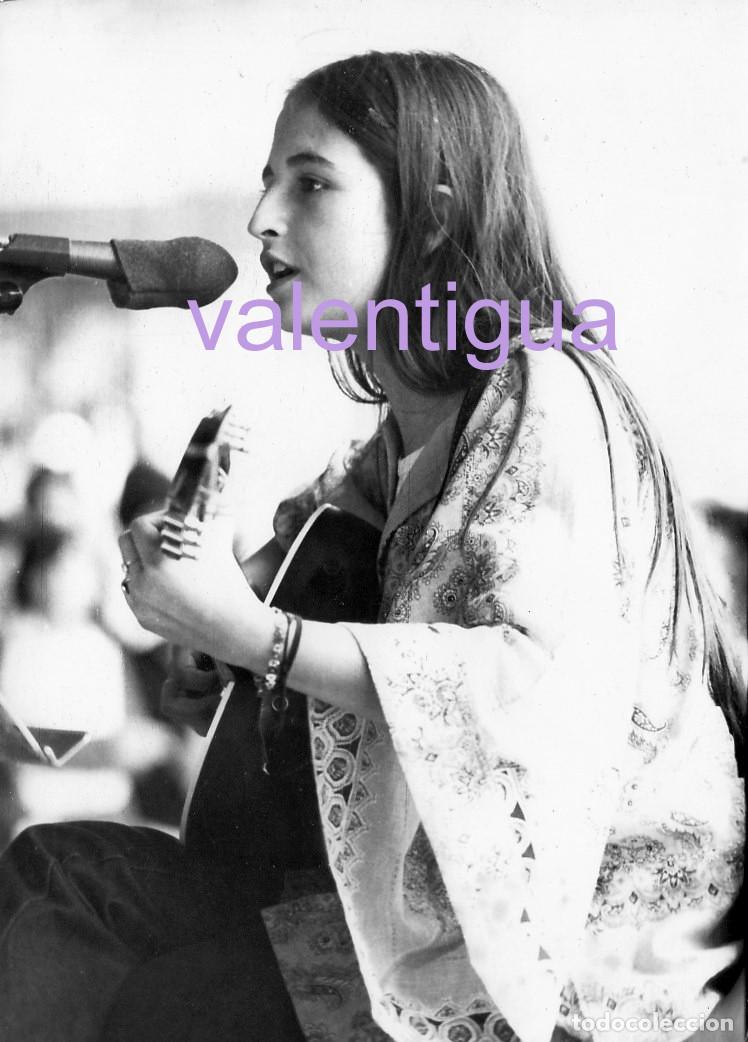 Photos de Chanteurs et Chanteuses: En concierto. Cantautora. Chica tocando la guitarra. Folk. A&ntilde;os 70. az