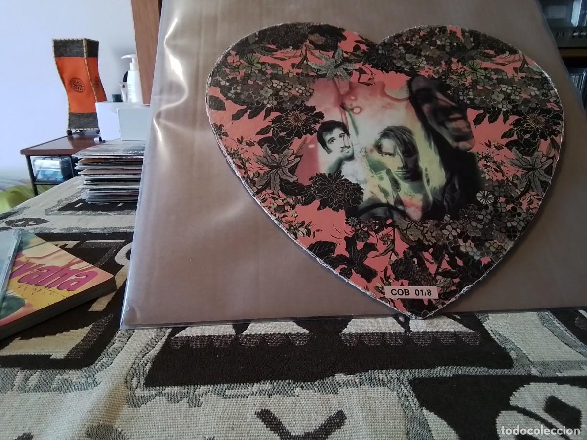 Fotos de Cantantes: NIRVANA FOTO CART&Oacute;N EN FORMA DE CORAZ&Oacute;N+CDSG+LIBRO 120PAG. CON FOTOS (INGLES)