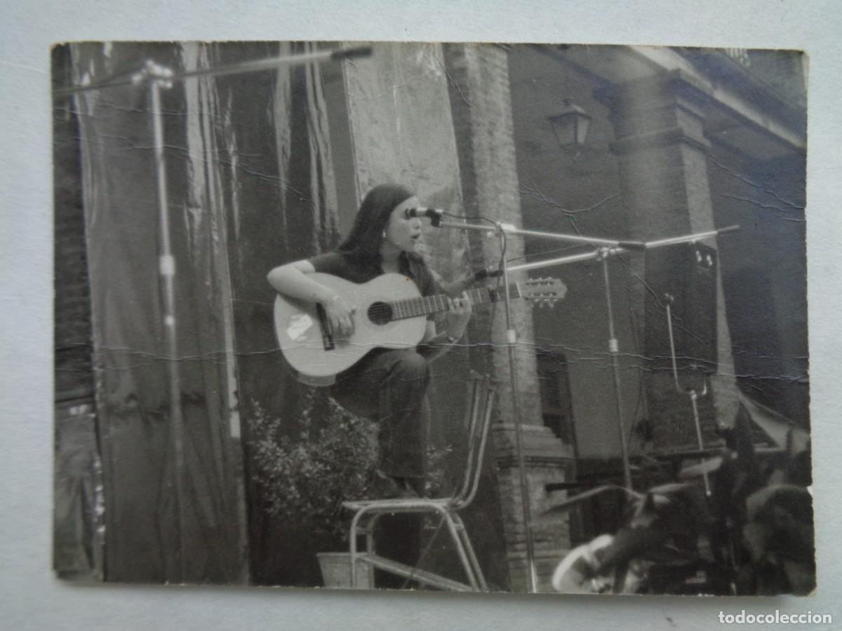 Fotos de Cantantes: FOTO ORIGINAL DE LA CANTANTE ANA BELEN EN ACTUACION, CANTANDO Y TOCANDO LA GUITARRA , 1977