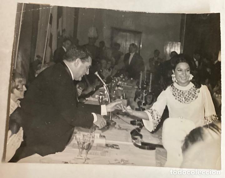 Fotos de Cantantes: FOTOGRAF&Iacute;A DE PRENSA LOLA FLORES ACTRIZ Y CANTANTE RECIBIENDO UN PREMIO