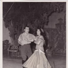 Fotos de Cantantes: BARÍTONO ALBERTO AGUILÁ Y SOPRANO MARUJA GONZÁLEZ EN LA ZARZUELA ”LA LEYENDA DEL BESO”, 1958