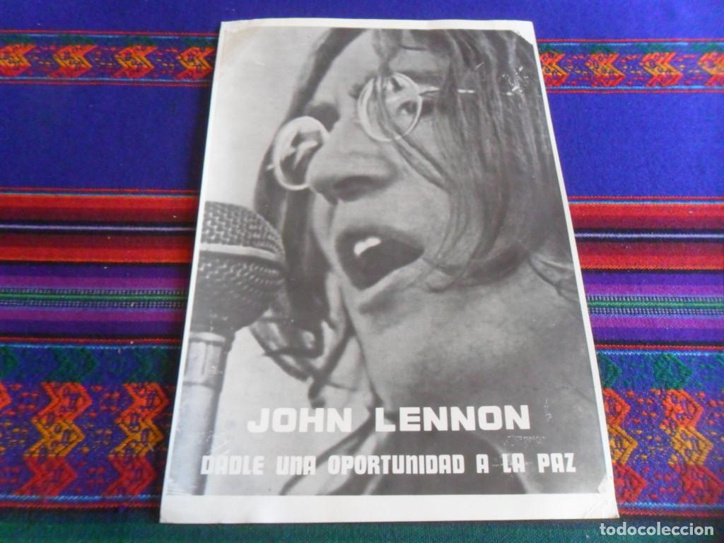 Fotos de Cantantes: P&Oacute;STER CARTULINA JOHN LENNON DADLE UNA OPORTUNIDAD A LA PAZ. THE BEATLES. 32X21 CMS. RARO.