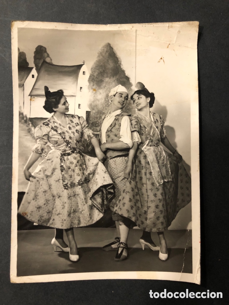 Photos of Singers: Foto original del tr&iacute;o Garc&iacute;a vestidos de valencianos