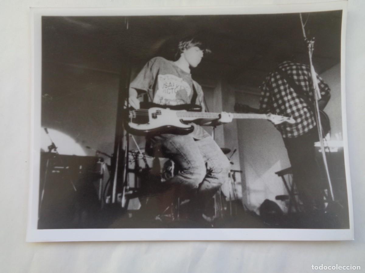 Photos de Chanteurs et Chanteuses: FOTO DE UN CONCIERTO DE ROCK , GUITARRISTA, ETC .... 18 X 24 CM