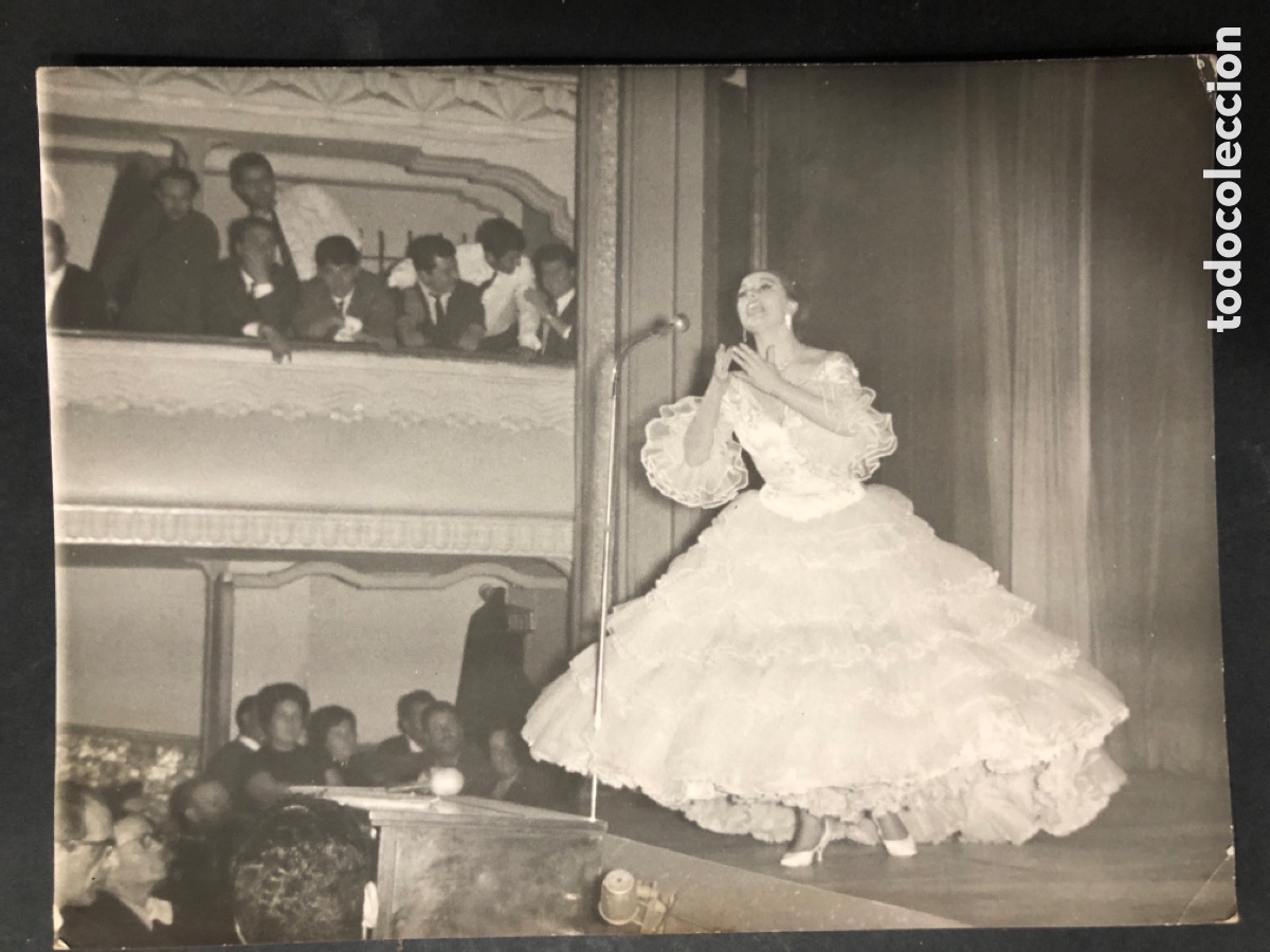 Fotos von Musikern: Foto original de cantante en teatro