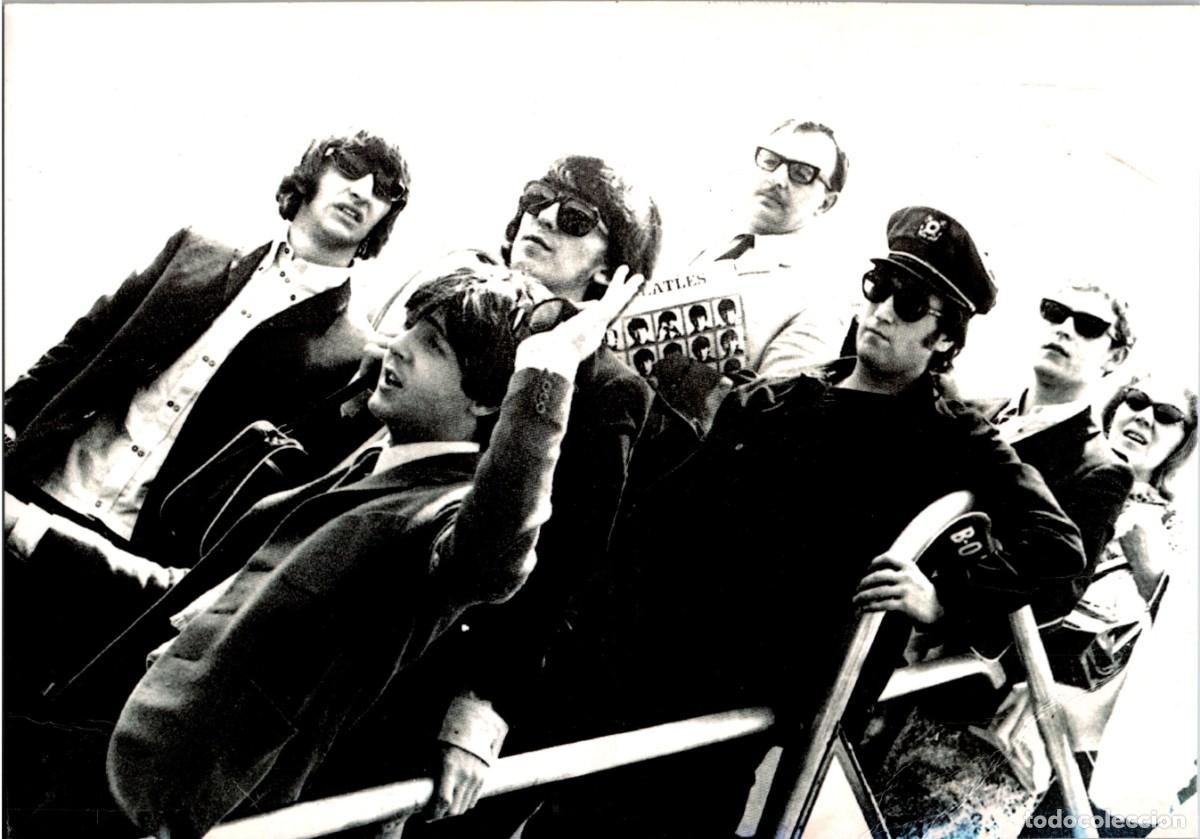 Photos of Singers: Beatles - Bajando del Avi&oacute;n - Sin Localizar - Sin Fechar - Fotograf&iacute;a Gran Formato - 223x160mm