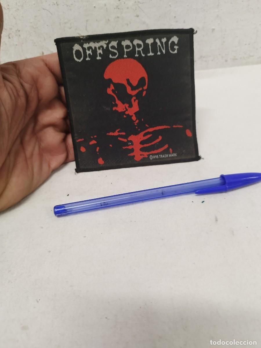 Fotos von Musikern: Antiguo parche de tela, del grupo Offspring del a&ntilde;o 1995 Trash Mark.