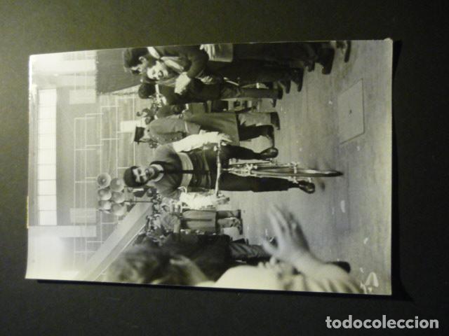 Photos de Chanteurs et Chanteuses: LOS SIREX GRUPO MUSICAL EN LE BICICLETE PALACIO DEPORTES FOTOGRAFIA ORIGINAL A&Ntilde;OS 60 18 X 12 CM
