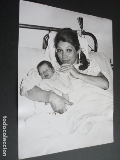 Fotos von Musikern: ENCARNITA POLO CANTANTE CON SU HIJA ANTIGUA FOTOGRAFIA 24 X 18 CM