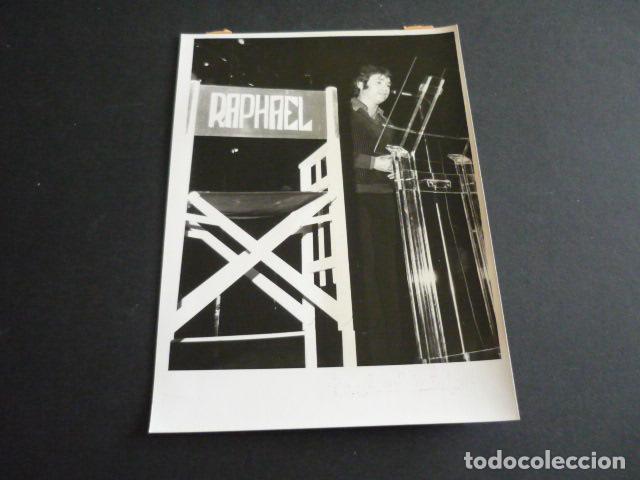 Photos de Chanteurs et Chanteuses: RAPHAEL CANTANTE ANTIGUA FOTOGRAFIA ORIGINAL 13 X 18 CM