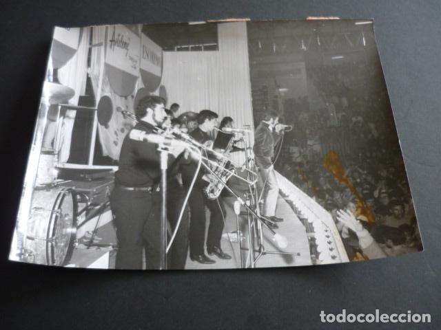 Fotos von Musikern: LOS CANARIOS CONJUNTO MUSICAL FESTIVAL CORTE INGLES ANTIGUA FOTOGRAFIA ORIGINAL 1968 18 X 24 CM