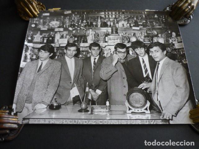 Fotos von Musikern: LOS IRACUNDOS CONJUNTO MUSICAL ANTIGUA FOTOGRAFIA ORIGINAL 1964 24 X 18 CM