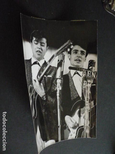 Photos de Chanteurs et Chanteuses: DUO RADIANT&acute;S CONJUNTO MUSICAL ANTIGUA FOTOGRAFIA ORIGINAL 1964 12 X 17 CM