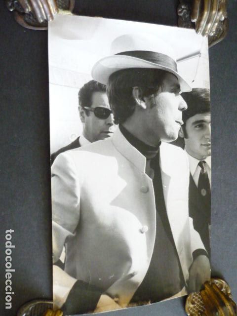 Photos of Singers: RAPHAEL CANTANTE ANTIGUA FOTOGRAFIA ORIGINAL 12 X 20 CM