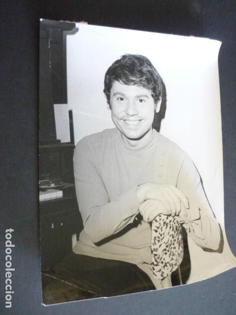 Photos of Singers: RAPHAEL CANTANTE ANTIGUA FOTOGRAFIA ORIGINAL 18 X 24 CM