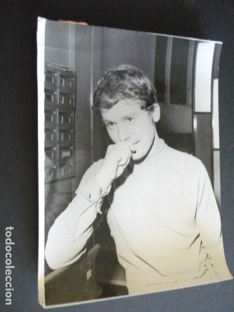 Photos of Singers: RAPHAEL CANTANTE ANTIGUA FOTOGRAFIA ORIGINAL 18 X 24 CM