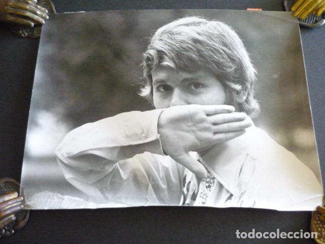 Photos of Singers: RAPHAEL CANTANTE ANTIGUA FOTOGRAFIA ORIGINAL 18 X 24 CM