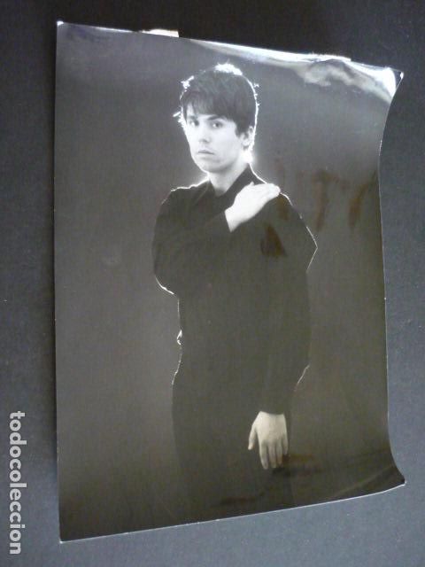 Photos of Singers: RAPHAEL CANTANTE ANTIGUA FOTOGRAFIA ORIGINAL 18 X 24 CM