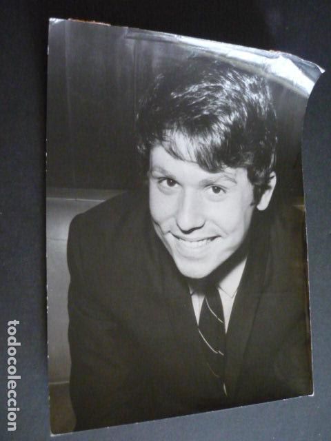 Photos of Singers: RAPHAEL CANTANTE ANTIGUA FOTOGRAFIA ORIGINAL 18 X 24 CM