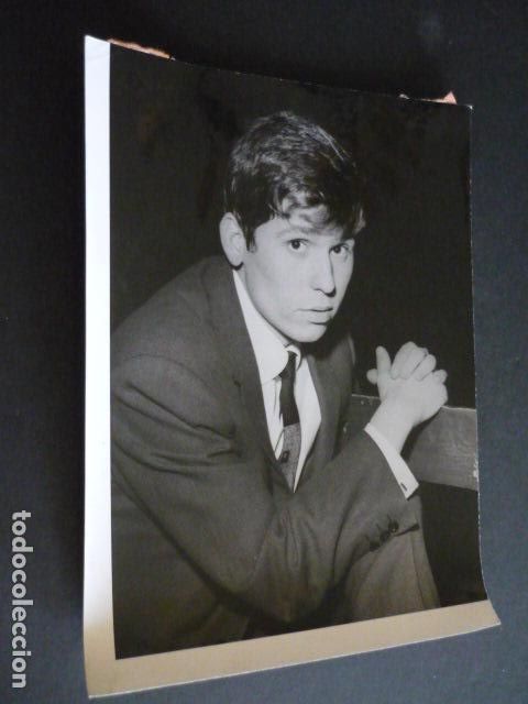 Photos of Singers: RAPHAEL CANTANTE ANTIGUA FOTOGRAFIA ORIGINAL 18 X 24 CM