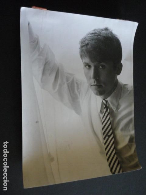 Photos of Singers: RAPHAEL CANTANTE ANTIGUA FOTOGRAFIA ORIGINAL 18 X 24 CM