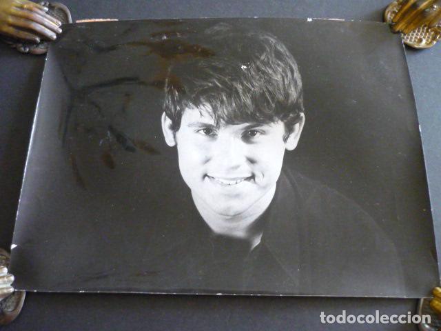 Photos of Singers: RAPHAEL CANTANTE ANTIGUA FOTOGRAFIA ORIGINAL 18 X 24 CM