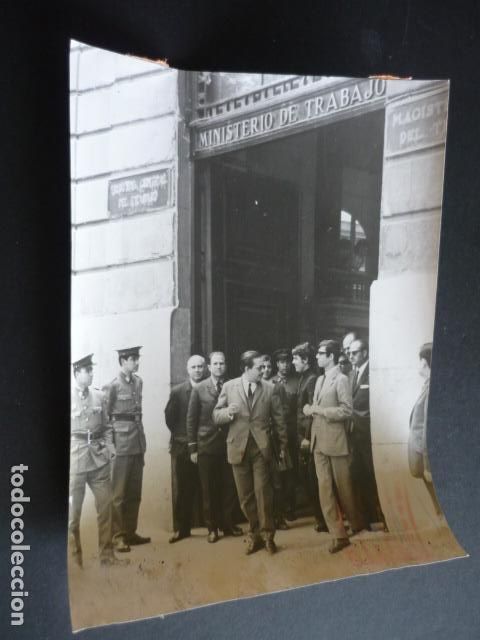 Photos of Singers: RAPHAEL CANTANTE CON PACO GORDILLO ANTE MAGISTRATURA ANTIGUA FOTOGRAFIA 18 X 24 CM
