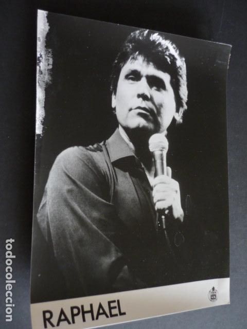 Photos of Singers: RAPHAEL CANTANTE ANTIGUA FOTOGRAFIA 18 X 24 CM