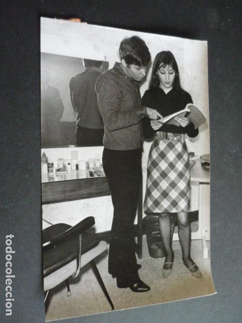 Photos of Singers: RAPHAEL CON SU SECRETARIA CANTANTE ANTIGUA FOTOGRAFIA 16 X 22 CM