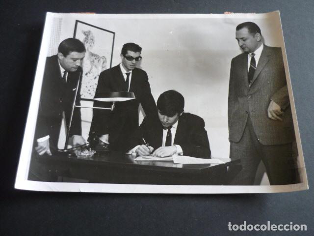 Photos of Singers: RAPHAEL CANTANTE ANTIGUA FOTOGRAFIA 18 X 24 CM