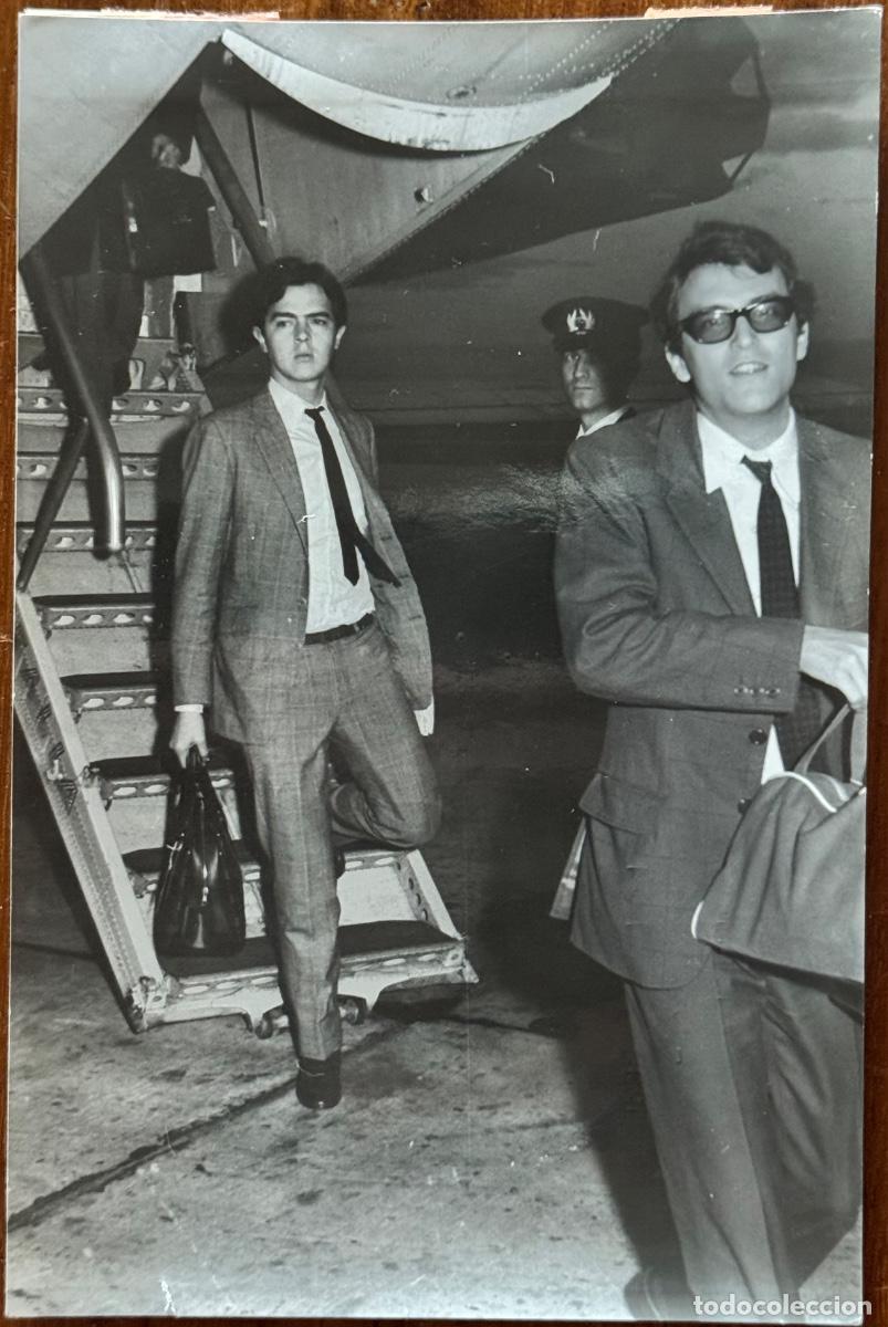 Photos of Singers: FOTOGRAF&Iacute;A DEL GRUPO MUSICAL LOS BRINCOS LLEGANDO A BARAJAS DESDE ITALIA - A&Ntilde;O 1965