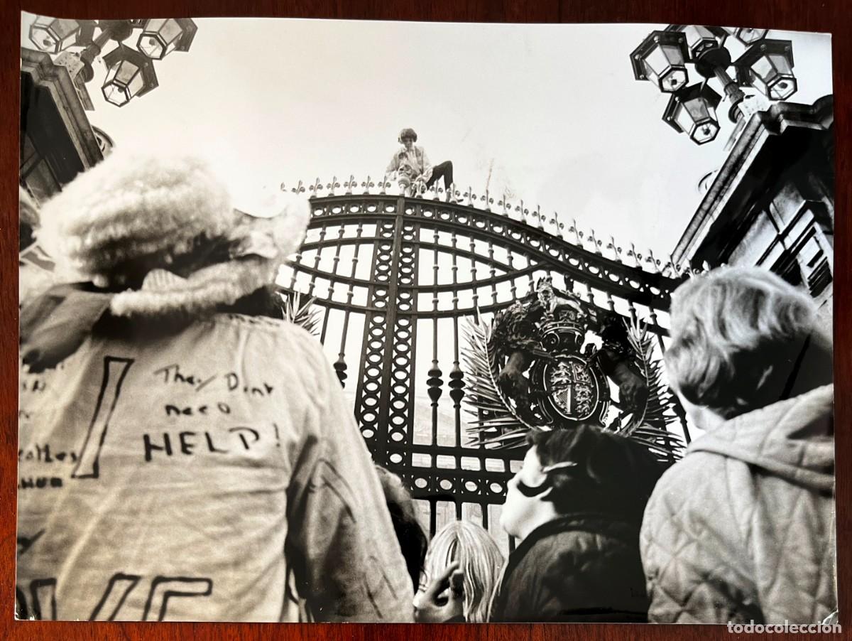 Photos of Singers: ANTIGUA FOTOGRAFIA THE BEATLES, FANS DEL CONJUNTO INGLES ANTE LAS PUERTAS DEL PALACIO REAL BRITANICO