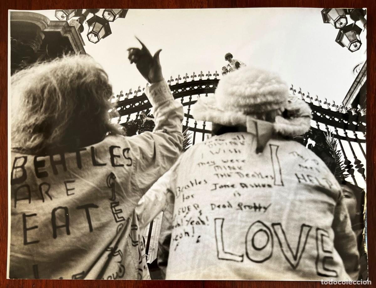 Photos of Singers: ANTIGUA FOTOGRAFIA THE BEATLES, FANS DEL CONJUNTO INGLES ANTE LAS PUERTAS DEL PALACIO REAL BRITANICO