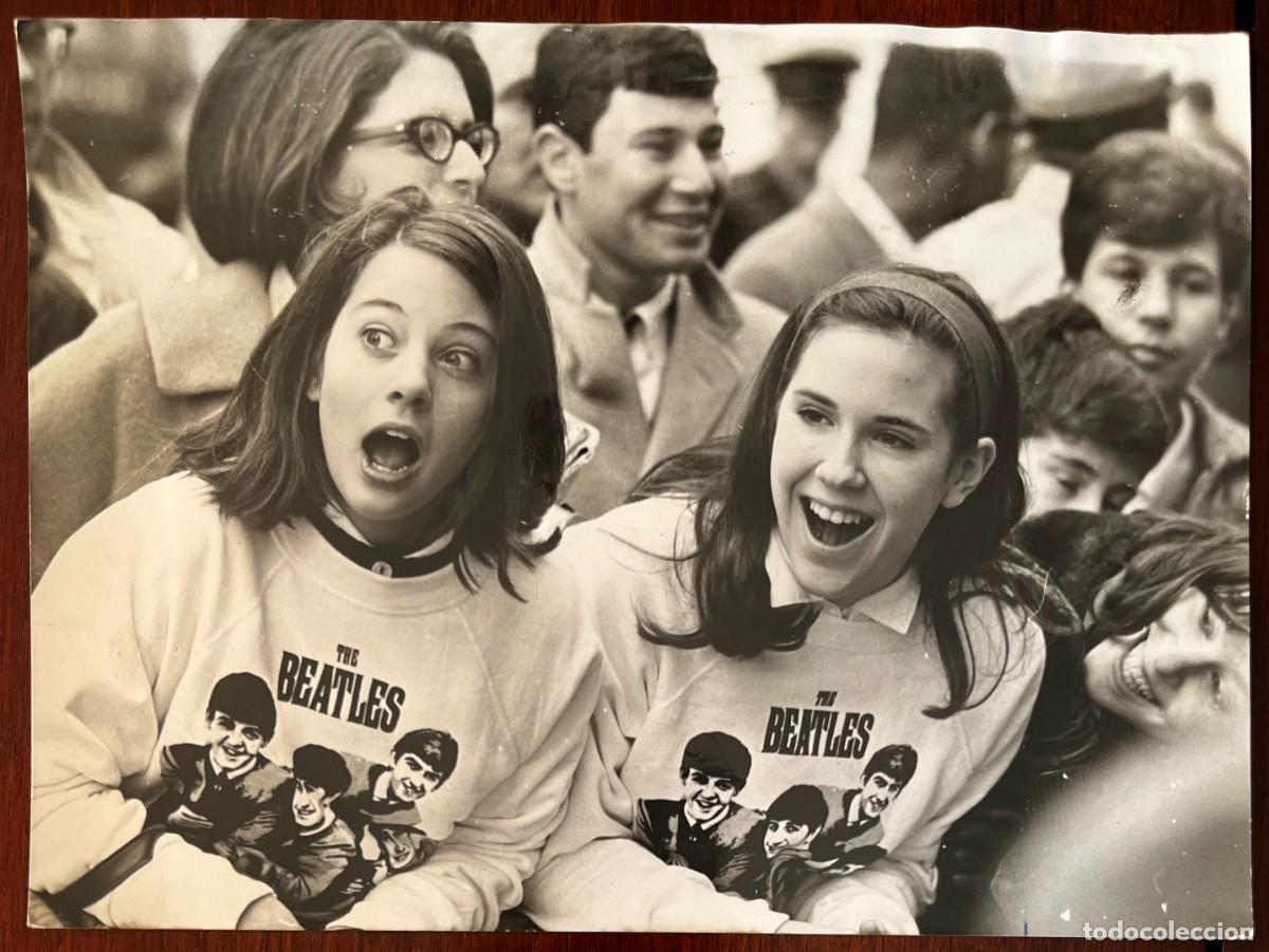 Photos de Chanteurs et Chanteuses: ANTIGUA FOTOGRAFIA THE BEATLES, 14-11-1964, ADMIRADORAS , MIDE 20,5 X 15 CMS. VER LA OTRA FOTO DEL R