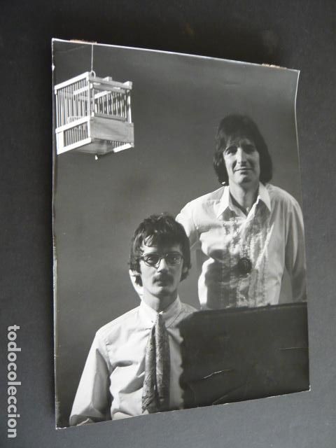 Photos of Singers: JOSE Y MANUEL CONJUNTO MUSICAL ANTIGUA FOTOGRAFIA ORIGINAL 1972 18 X 24 CM