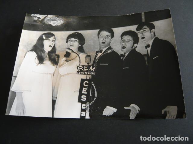 Fotos von Musikern: LOS CINCO MUSICALES CONJUNTO MUSICAL ANTIGUA FOTOGRAFIA ORIGINAL 1968 18 X 24 CM