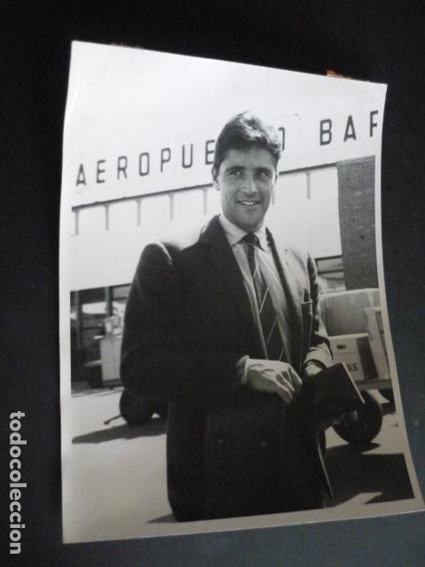 Fotos von Musikern: SACHA DISTEL CANTANTE EN BARCELONA ANTIGUA FOTOGRAFIA 24 X 18 CM
