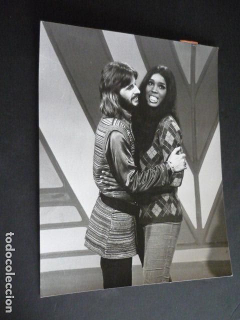 Fotos de Cantantes: RINGO STARR THE BEATLES CON TERESA GRAVES CANTANTE ANTIGUA FOTOGRAFIA 18 X 24 CM