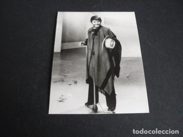 Photos of Singers: RAPHAEL CANTANTE ANTIGUA FOTOGRAFIA 8,5 X 10,5 CM