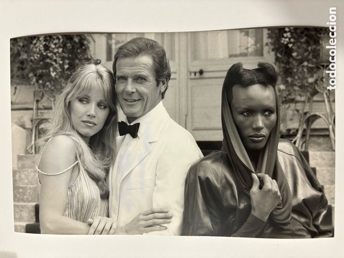 Fotos de Cantantes: Foto original de Grace Jones tanya Roberts y Roger moore panorama para matar james bond