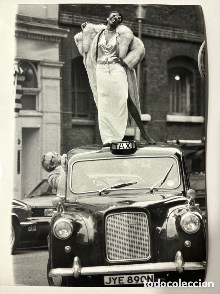 Fotos de Cantantes: Foto original de la cantante Patti Boulaye subida en un taxi