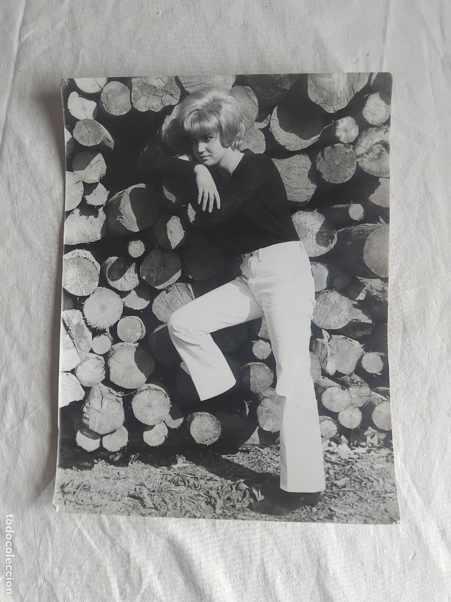 Fotos de Cantantes: FOTO DE LA CANTANTE BETINA. 18 X 23,50 CM