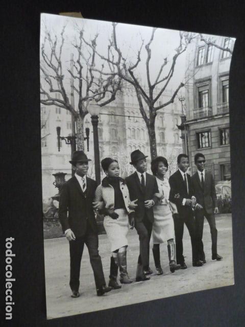 Photos of Singers: THE SURFS CONJUNTO MUSICAL DE MADAGASCAR ANTIGUA FOTOGRAFIA 18 X 24 CM