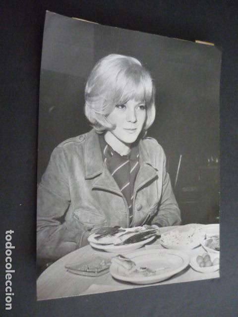 Photos of Singers: SYLVIE VARTAN EN VALENCIA CANTANTE ANTIGUA FOTOGRAFIA 18 X 24 CM